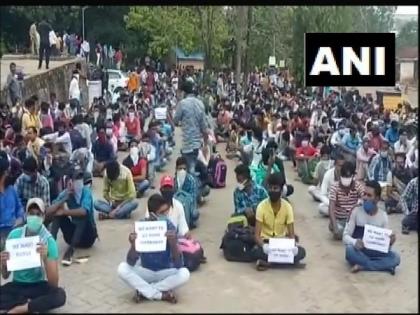 Stranded migrant workers stage protest in Mangaluru, demand to be sent back home | Stranded migrant workers stage protest in Mangaluru, demand to be sent back home