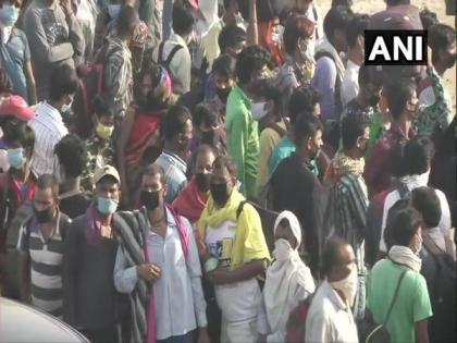 Migrant labourers gather at Delhi-Uttar Pradesh border amid lockdown | Migrant labourers gather at Delhi-Uttar Pradesh border amid lockdown Migrant labourers gather at Delhi-Uttar Pradesh border amid lockdown | Migrant labourers gather at Delhi-Uttar Pradesh border amid lockdown