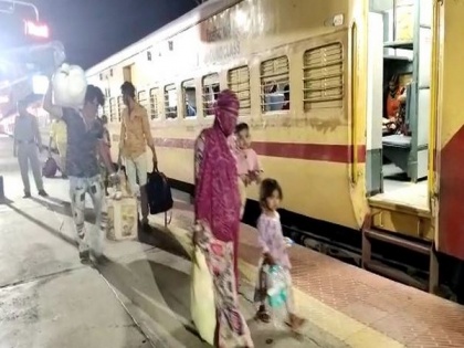 Migrant workers depart for Rajasthan from Andhra's Anantapuram in Shramik train | Migrant workers depart for Rajasthan from Andhra's Anantapuram in Shramik train
