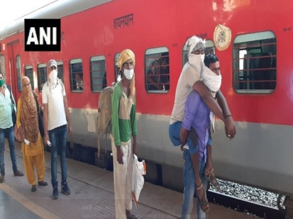 Special train carrying migrant workers departs from Sabarmati for Agra | Special train carrying migrant workers departs from Sabarmati for Agra