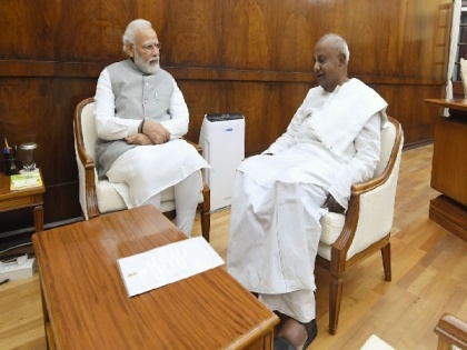 PM Modi meets former PM Deve Gowda in Parliament today | PM Modi meets former PM Deve Gowda in Parliament today