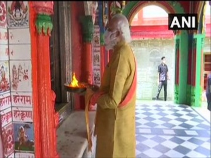 PM Modi conducts arti, offers prayer at Hanuman Garhi temple | PM Modi conducts arti, offers prayer at Hanuman Garhi temple
