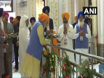 PM Modi pays obeisance at Ber Sahib Gurdwara in Sultanpur Lodhi | PM Modi pays obeisance at Ber Sahib Gurdwara in Sultanpur Lodhi