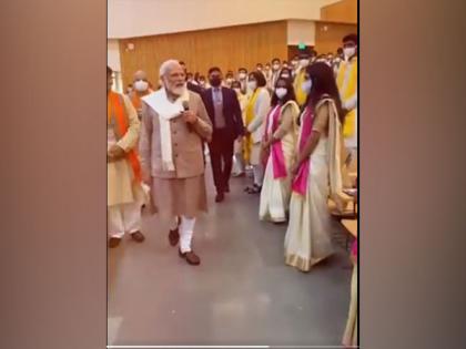 PM Modi makes impromptu visit to another building of IIT Kanpur, holds interaction with students | PM Modi makes impromptu visit to another building of IIT Kanpur, holds interaction with students