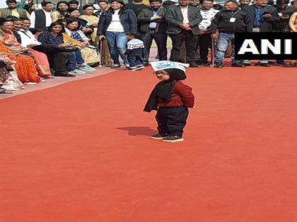 'Little Mufflerman' centre of attraction at Kejriwal's swearing-in ceremony | 'Little Mufflerman' centre of attraction at Kejriwal's swearing-in ceremony