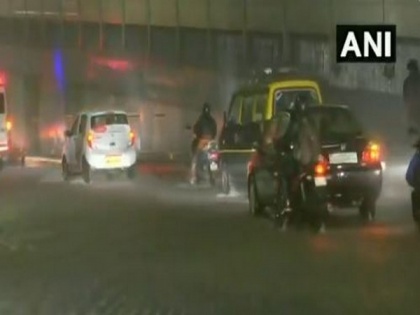 Heavy rain leads to waterlogging in several parts of Mumbai | Heavy rain leads to waterlogging in several parts of Mumbai