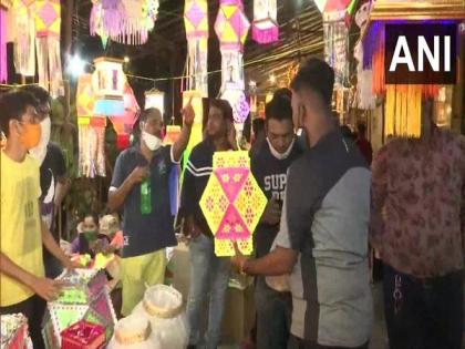 Mumbai residents throng Mahim market to buy handmade lanterns | Mumbai residents throng Mahim market to buy handmade lanterns
