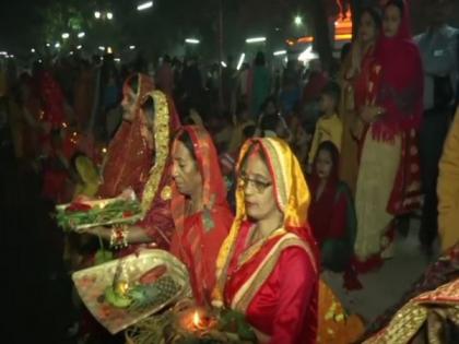 Devotees gather at ghats to perform 'Usha Arghya' on last day of Chhath Puja | Devotees gather at ghats to perform 'Usha Arghya' on last day of Chhath Puja