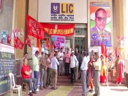 LIC staff protest against IPO plan | LIC staff protest against IPO plan