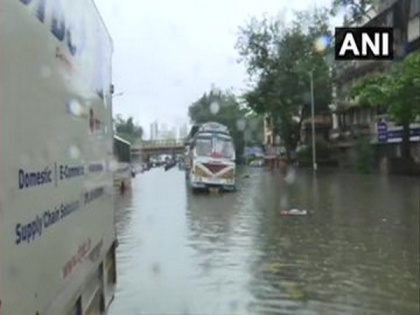 Rains lash Mumbai, traffic disrupted, trains canceled | Rains lash Mumbai, traffic disrupted, trains canceled