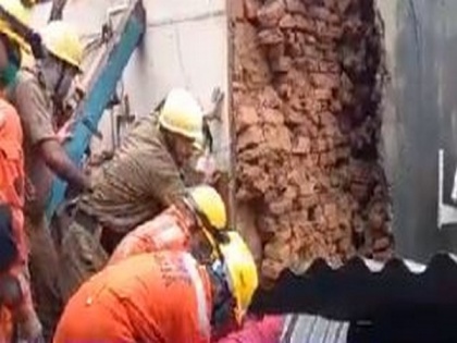 Kolkata: Building collapses in Ahiritola, 8 rescued | Kolkata: Building collapses in Ahiritola, 8 rescued