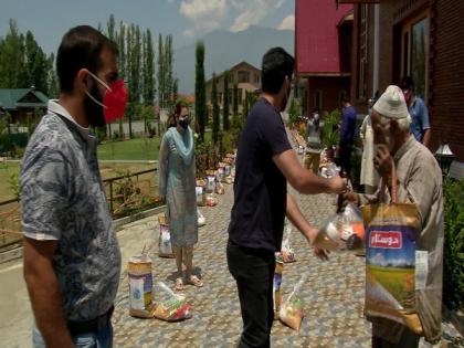 NGOs distribute food kits to needy during lockdown in Srinagar | NGOs distribute food kits to needy during lockdown in Srinagar