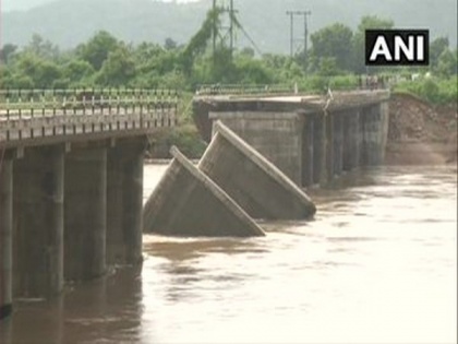 Part of a bridge collapses in Nagpur's Ramtek, rising waters affects multiple villages | Part of a bridge collapses in Nagpur's Ramtek, rising waters affects multiple villages