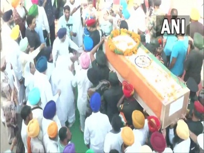 Naib Subedar Jaswinder Singh who was killed in Poonch encounter cremated with state honours at native village in Punjab | Naib Subedar Jaswinder Singh who was killed in Poonch encounter cremated with state honours at native village in Punjab