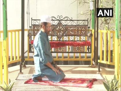 Eid-ul-Fitr: Naqvi offers Namaz at his residence | Eid-ul-Fitr: Naqvi offers Namaz at his residence