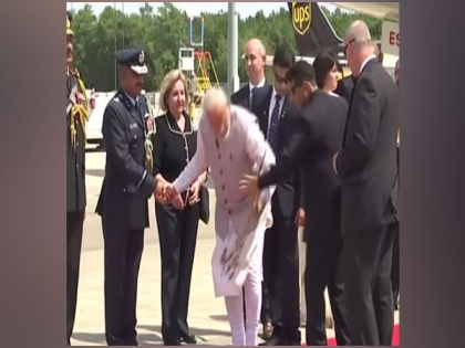 PM Modi's 'down to earth' gesture at Houston airport leaves netizens impressed! | PM Modi's 'down to earth' gesture at Houston airport leaves netizens impressed!