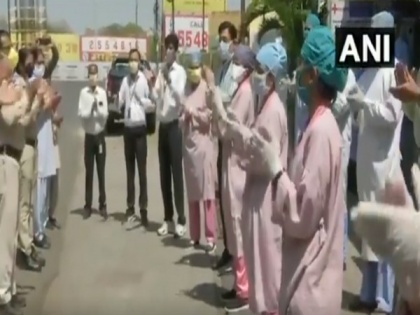 Police officers, doctors applaud each other for their services amid COVID-19 lockdown in Bhopal | Police officers, doctors applaud each other for their services amid COVID-19 lockdown in Bhopal