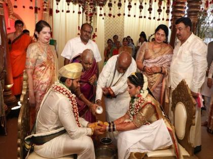 HD Kumaraswamy's son Nikhil marries M Krishnappa's grand-niece Revathi | HD Kumaraswamy's son Nikhil marries M Krishnappa's grand-niece Revathi