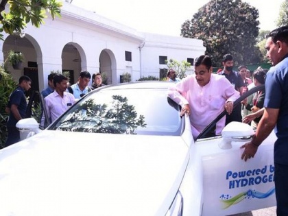 Nitin Gadkari rides hydrogen-powered car to Parliament | Nitin Gadkari rides hydrogen-powered car to Parliament