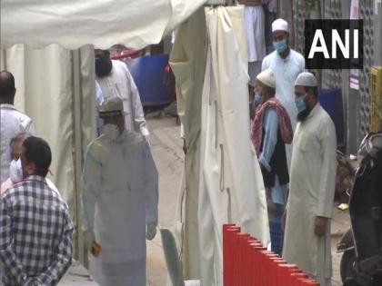 Police cordon off parts of Nizamuddin as people show symptoms of COVID-19 after religious gathering | Police cordon off parts of Nizamuddin as people show symptoms of COVID-19 after religious gathering Police cordon off parts of Nizamuddin as people show symptoms of COVID-19 after religious gathering | Police cordon off parts of Nizamuddin as people show symptoms of COVID-19 after religious gathering