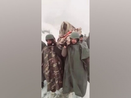 Army soldiers carry ailing woman on shoulders for 8 km to take her to hospital in J-K | Army soldiers carry ailing woman on shoulders for 8 km to take her to hospital in J-K