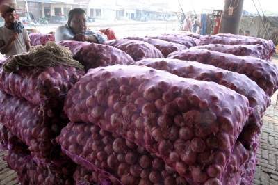 Onion price touches Rs 100 a kilogram in Kolkata | Onion price touches Rs 100 a kilogram in Kolkata Onion price touches Rs 100 a kilogram in Kolkata | Onion price touches Rs 100 a kilogram in Kolkata