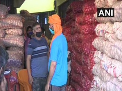 Delhi: Sellers express disappointment over Centre's ban on export of onion | Delhi: Sellers express disappointment over Centre's ban on export of onion