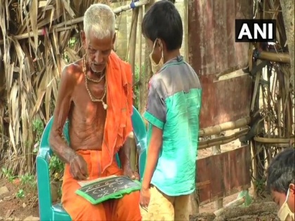 For decades, a man has been teaching children under a tree without fees in Odisha's Jajpur | For decades, a man has been teaching children under a tree without fees in Odisha's Jajpur