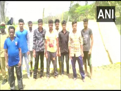 Migrant workers from Odisha self-quarantine themselves outside village after returning from Kerala | Migrant workers from Odisha self-quarantine themselves outside village after returning from Kerala