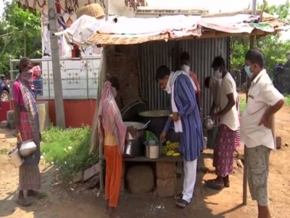 Social workers help Telugu Basti residents in Bhubaneswar survive lockdown | Social workers help Telugu Basti residents in Bhubaneswar survive lockdown
