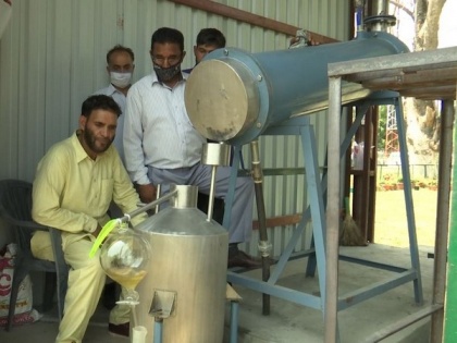 Oil extraction plant in Srinagar helps floriculturists boost their income | Oil extraction plant in Srinagar helps floriculturists boost their income