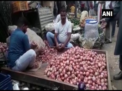 UP: Onion prices shoot up in Prayagraj after unseasonal rain damages crops | UP: Onion prices shoot up in Prayagraj after unseasonal rain damages crops