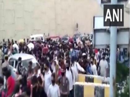 Hundreds cross Delhi border on foot to reach homes in Uttar Pradesh | Hundreds cross Delhi border on foot to reach homes in Uttar Pradesh