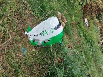 'PIA' marked dummy aeroplane balloon recovered in J-K's Bhalwal area of Jammu | 'PIA' marked dummy aeroplane balloon recovered in J-K's Bhalwal area of Jammu
