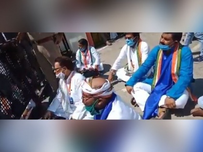 Congress workers stage protest outside Azamgarh Circuit House against the killing of Dalit sarpanch | Congress workers stage protest outside Azamgarh Circuit House against the killing of Dalit sarpanch