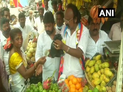 TN polls: PMK candidate against Udhayanidhi Stalin selling mangoes to woo voters in Chepauk constituency | TN polls: PMK candidate against Udhayanidhi Stalin selling mangoes to woo voters in Chepauk constituency