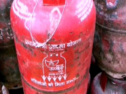 UP Police unearths scam in Ujjwala Yojana; over 4,000 cylinders seized, gas agency sealed | UP Police unearths scam in Ujjwala Yojana; over 4,000 cylinders seized, gas agency sealed