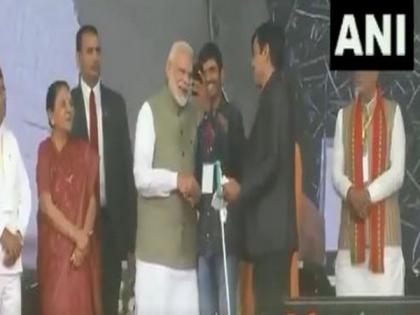 Visually-challenged youth takes selfie with PM Modi in Prayagraj | Visually-challenged youth takes selfie with PM Modi in Prayagraj Visually-challenged youth takes selfie with PM Modi in Prayagraj | Visually-challenged youth takes selfie with PM Modi in Prayagraj
