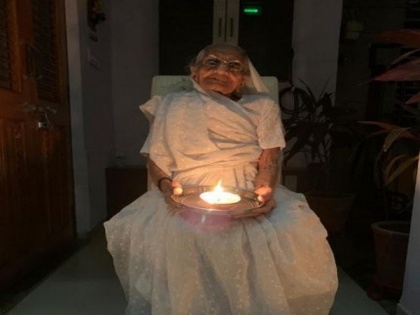 PM Modi's mother joins nation by lighting diya to mark fight against COVID-19 | PM Modi's mother joins nation by lighting diya to mark fight against COVID-19