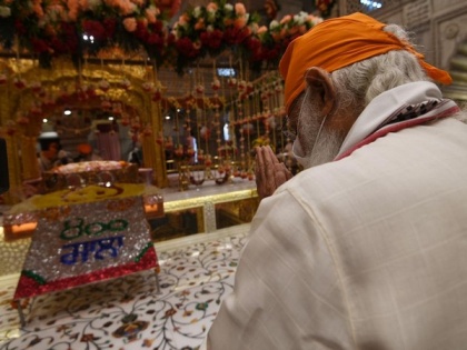 PM Modi offers prayers at Gurudwara Sis Ganj on Guru Teg Bahadur's 400th Prakash Purab | PM Modi offers prayers at Gurudwara Sis Ganj on Guru Teg Bahadur's 400th Prakash Purab
