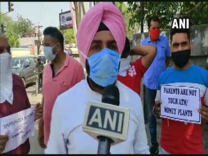 Parents protest over fee hike by private school in Ludhiana | Parents protest over fee hike by private school in Ludhiana