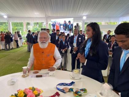 PM Modi fulfils promise, has ice-cream with PV Sindhu | PM Modi fulfils promise, has ice-cream with PV Sindhu