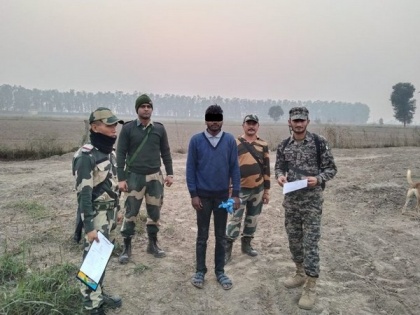 Pak national crossed border inadvertently, BSF hands him over to Pakistan Rangers | Pak national crossed border inadvertently, BSF hands him over to Pakistan Rangers