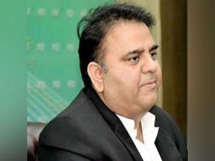 Pakistan PM Imran Khan's aide Fawad Chaudhry heckles journalists outside SC | Pakistan PM Imran Khan's aide Fawad Chaudhry heckles journalists outside SC