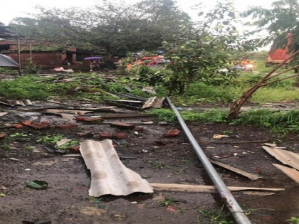 2 die, six injured in lightning strikes in Maharashtra's Palghar | 2 die, six injured in lightning strikes in Maharashtra's Palghar