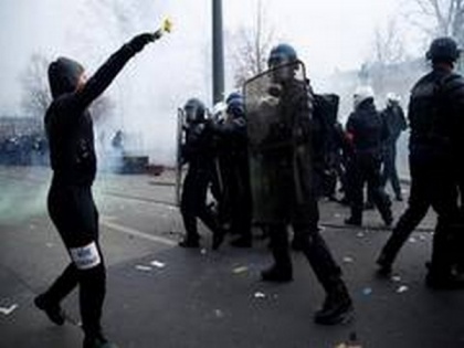 Paris Police detain 23, use water cannon during rally against ban on filming officers | Paris Police detain 23, use water cannon during rally against ban on filming officers
