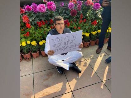Parvesh Verma sits in protest with placard attacking AAP over alleged links with Kapil Gujjar | Parvesh Verma sits in protest with placard attacking AAP over alleged links with Kapil Gujjar