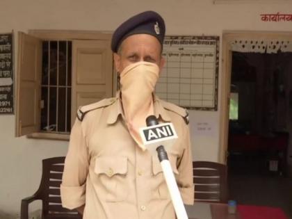 Bihar Police personnel urge people to follow social distancing norms | Bihar Police personnel urge people to follow social distancing norms Bihar Police personnel urge people to follow social distancing norms | Bihar Police personnel urge people to follow social distancing norms
