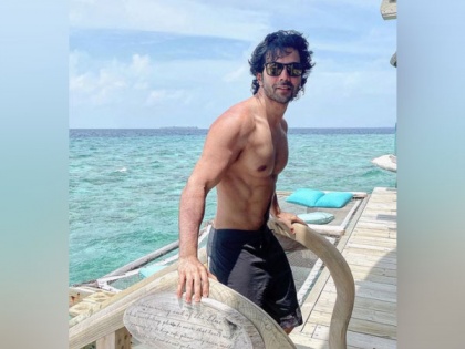 Varun Dhawan raises the temperature with latest shirtless picture on Instagram | Varun Dhawan raises the temperature with latest shirtless picture on Instagram