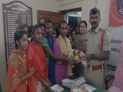 Andhra Pradesh: College students felicitate police, distribute sweets hailing Telangana encounter | Andhra Pradesh: College students felicitate police, distribute sweets hailing Telangana encounter
